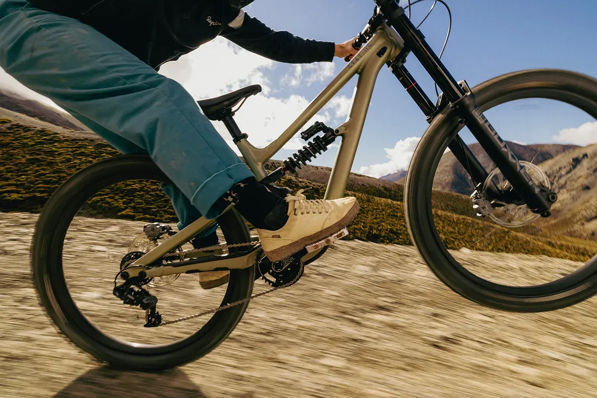 Specialized-Status-2-170-DH-riding.webp
