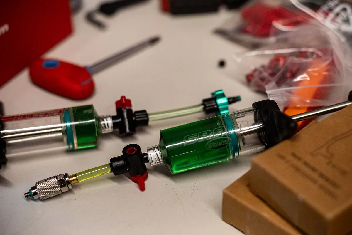 SRAM-Maven-brakes-Pro-mineral-oil-bleed-kit.webp