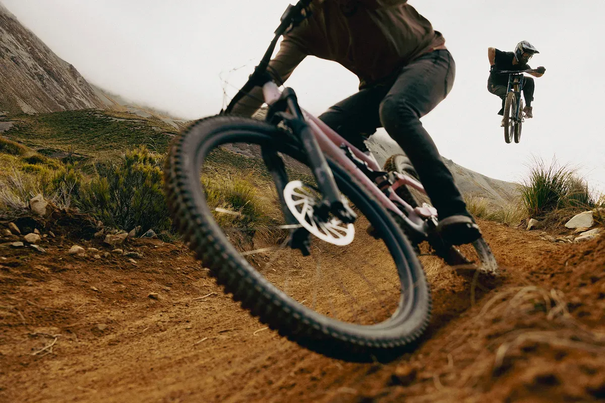 Specialized-Status-2-140-riding.webp