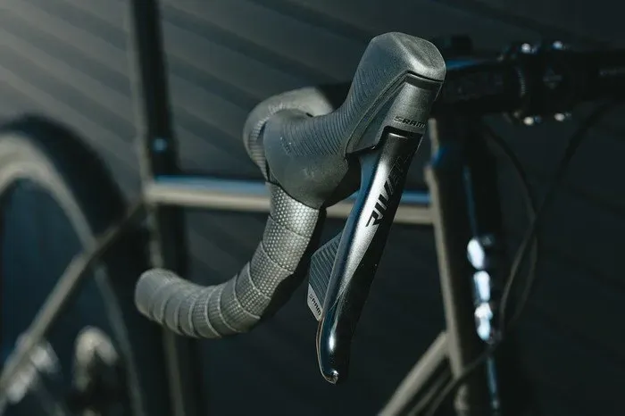 sram-rival-axs-bremzu-rokturi_vk.webp