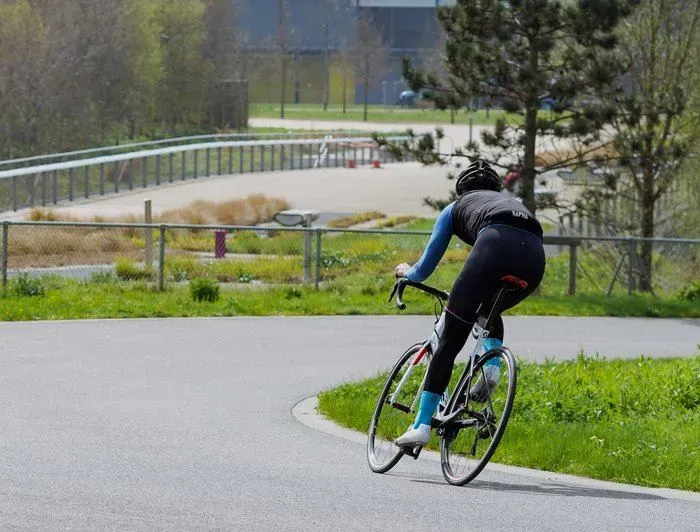 bremzesana-pirms-pagrieziena_vk.webp