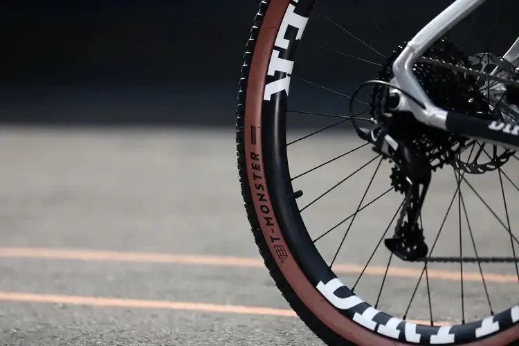 DirtySixer-32er-Hardtail-MTB-rear-wheel.webp