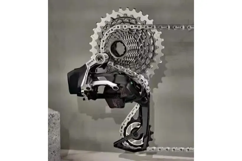 New-SRAM-Red-AXS_2024_01_rear-derailleur_cassette_chain_3x2.webp